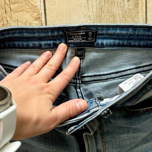 High waisted skinny jeans, with distressed areas - Picture 2 of 2